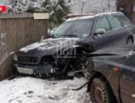 Автомобиль протаранил забор после ДТП в Великих Луках