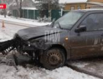 Автомобиль протаранил забор после ДТП в Великих Луках