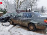 Автомобиль протаранил забор после ДТП в Великих Луках