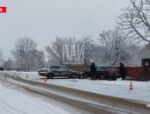 Автомобиль протаранил забор после ДТП в Великих Луках
