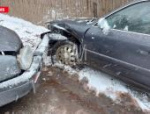 Автомобиль протаранил забор после ДТП в Великих Луках