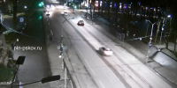 В Пскове водитель Chevrolet протаранил стоящий на перекрестке Renault. ВИДЕО - Pln-Pskov.Ru