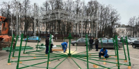 В Великих Луках устанавливают новогоднюю елку - Псковская правда