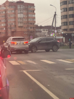 Два автомобиля столкнулись на перекрестке улицы Юбилейной и Рижского проспекта в Пскове
