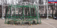 В Великих Луках начали устанавливать искусственную елку - ГТРК Псков