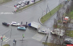 Побег водителя с места тройного ДТП на перекрестке в Пскове попал на видео