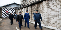 Общественники и прокурор побывали в прогулочных дворах для осужденных в Великих Луках - Pln-Pskov.Ru