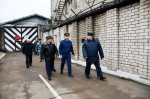 Общественники и прокурор побывали в прогулочных дворах для осужденных в Великих Луках