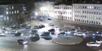 На Октябрьской площади в Пскове движение автомобилей затрудняет ДТП - Pln-Pskov.Ru