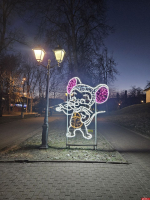 Новогодние инсталляции продолжают устанавливать в Пскове