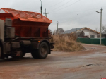 В Великих Луках коммунальные службы борются с ледяным дождём