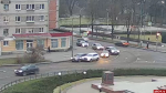 Два автомобиля столкнулись на кольцевом перекрестке на площади Победы в Пскове. ВИДЕО