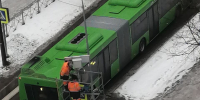 Светофор устанавливают на пешеходном переходе напротив школы №23 в Пскове - Pln-Pskov.Ru