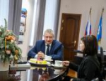 Псковские полицейские исполнили новогоднюю мечту 14-летней девочки