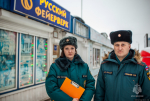 МЧС занимаемся профилактической работой. Один из таких рейдов провели в отделе пиротехнических изделий на Балтийском рынке в Псковском районе. Фото: пресс-служба ГУ МЧС России по Псковской области