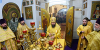 Митрополит Матфей совершил литургию в Никольском соборе Порхова. Фото здесь и далее: диакон Лев Савинов - InformPskov.Ru