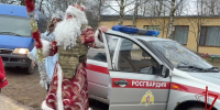 Росгвардейский Дед Мороз специального назначения поздравил детей с наступающим Новым годом - Росгвардия