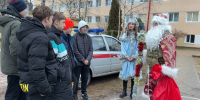 Росгвардейский Дед Мороз специального назначения поздравил детей в Печорах - Pln-Pskov.Ru