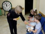 Псковские полицейские поздравили воспитанников областного центра семьи