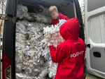 113 коробок с новогодними подарками отправили жители Псковского района бойцам спецоперации