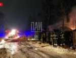 Пожарные ликвидируют возгорание гаражей в Великих Луках