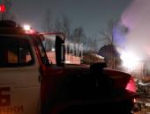 Пожарные ликвидируют возгорание гаражей в Великих Луках