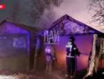 Пожарные ликвидируют возгорание гаражей в Великих Луках