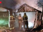 Пожарные ликвидируют возгорание гаражей в Великих Луках