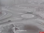 В Пскове на круговом перекрестке подбили автобус с пассажирами. ВИДЕО