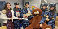 Волонтеры Псковского филиала университета помогли наполнить сладостями и мягкими игрушками мешок Деда Мороза Детского фонда - ПЮИ ФСИН России