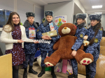 Волонтеры Псковского филиала университета помогли наполнить сладостями и мягкими игрушками мешок Деда Мороза Детского фонда