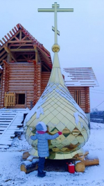 Купол с крестом установили на строящийся храм Жен-Миронисиц в Псковском районе