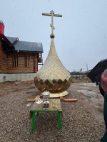 Купол с крестом установили на строящийся храм Жен-Миронисиц в Псковском районе