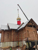 Купол с крестом установили на строящийся храм Жен-Миронисиц в Псковском районе