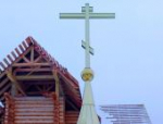 Купол с крестом установили на строящийся храм Жен-Миронисиц в Псковском районе