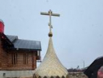 Купол с крестом установили на строящийся храм Жен-Миронисиц в Псковском районе