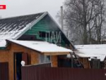 Пожарные ликвидируют возгорание жилого дома в Опочке