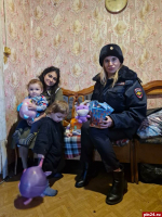 Псковские полицейские подарили новогодние подарки детям и ветеранам МВД