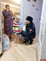 Псковские полицейские подарили новогодние подарки детям и ветеранам МВД