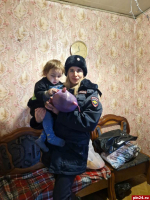 Псковские полицейские подарили новогодние подарки детям и ветеранам МВД