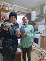 Псковские полицейские подарили новогодние подарки детям и ветеранам МВД