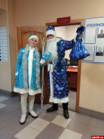Псковские полицейские подарили новогодние подарки детям и ветеранам МВД