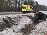 Автомобиль съехал в кювет и перевернулся в Псковском районе