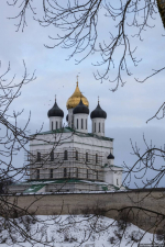 Реставраторы укрепляют фундаменты и стены Троицкого собора в Пскове