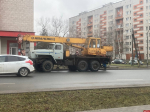 Последствия ночного ДТП устраняют на улице Труда в Пскове
