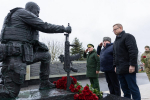 К мемориалу героям СВО возложили цветы руководители Псковской области