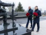 К мемориалу героям СВО возложили цветы руководители Псковской области