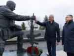К мемориалу героям СВО возложили цветы руководители Псковской области