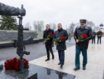 К мемориалу героям СВО возложили цветы руководители Псковской области