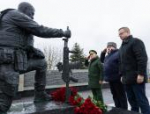 К мемориалу героям СВО возложили цветы руководители Псковской области